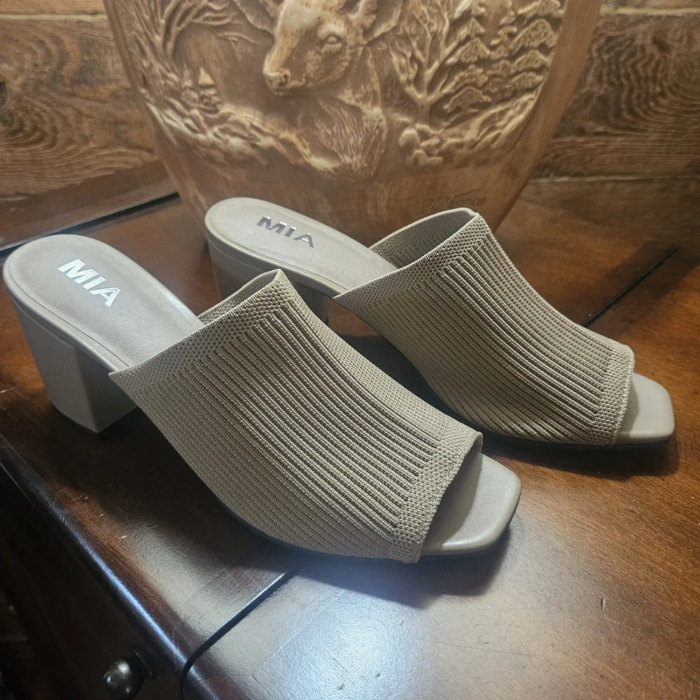 MIA Women's Gray Textured Mules - Picture 9 of 9